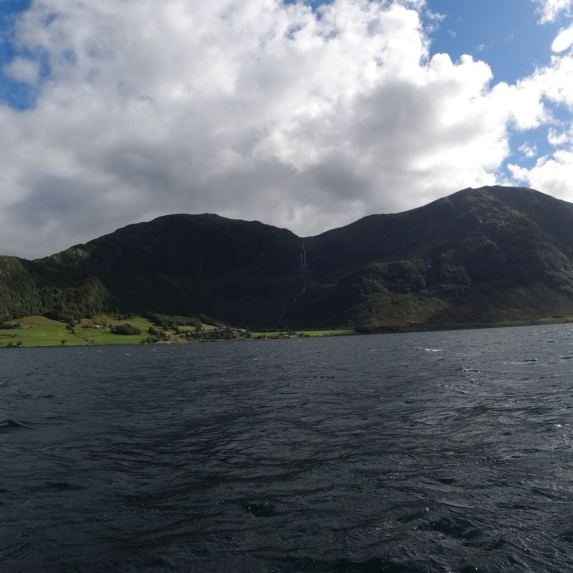 Utsikt over kyst og fjell