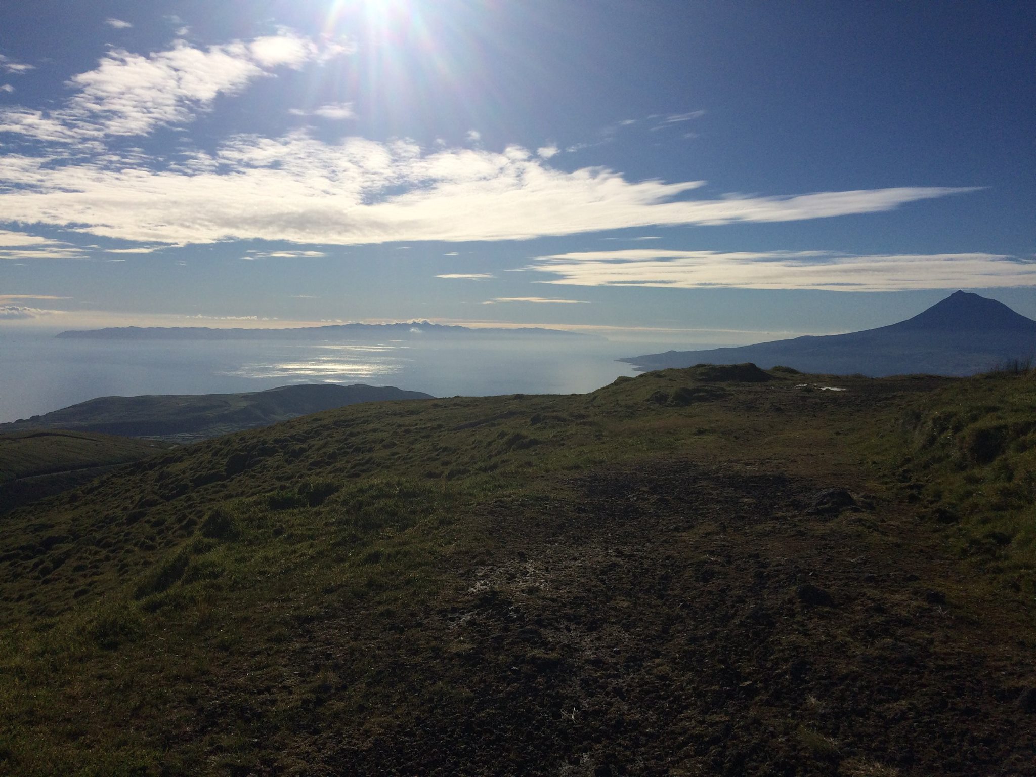 Utsikt over Horta med fjellryggen bak