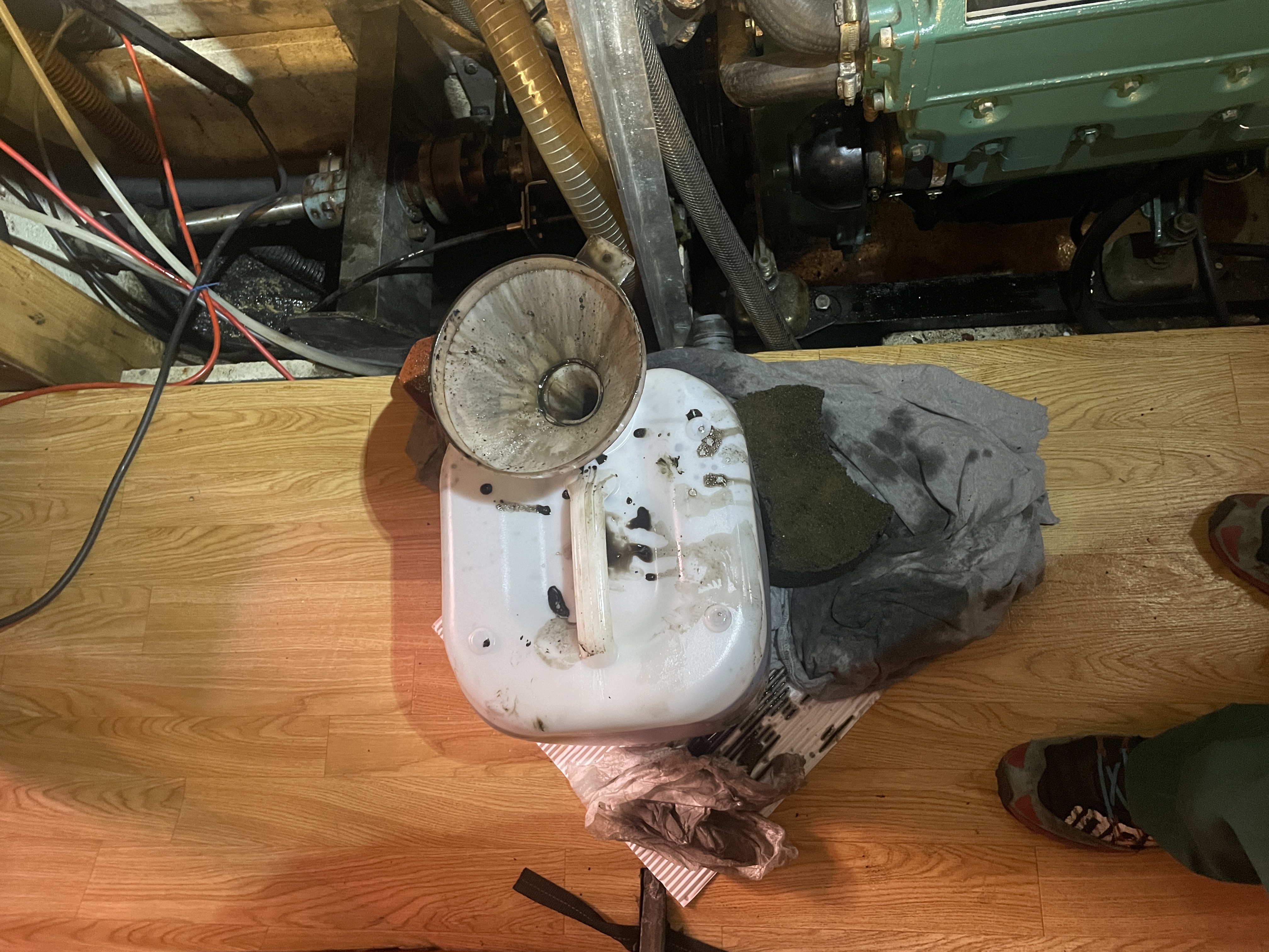 Detalj fra motorrommet med olje og verktøy